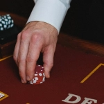 Блэкджек карты и фишки казино на игровом столе