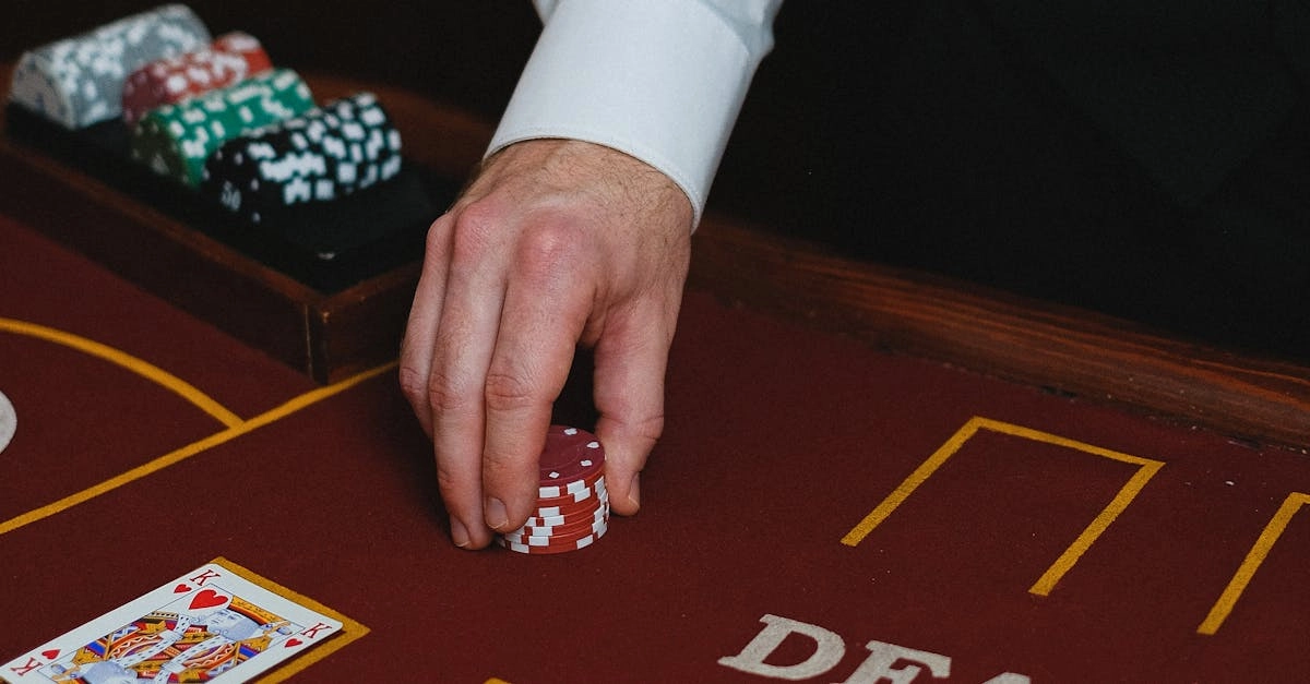 Блэкджек карты и фишки казино на игровом столе